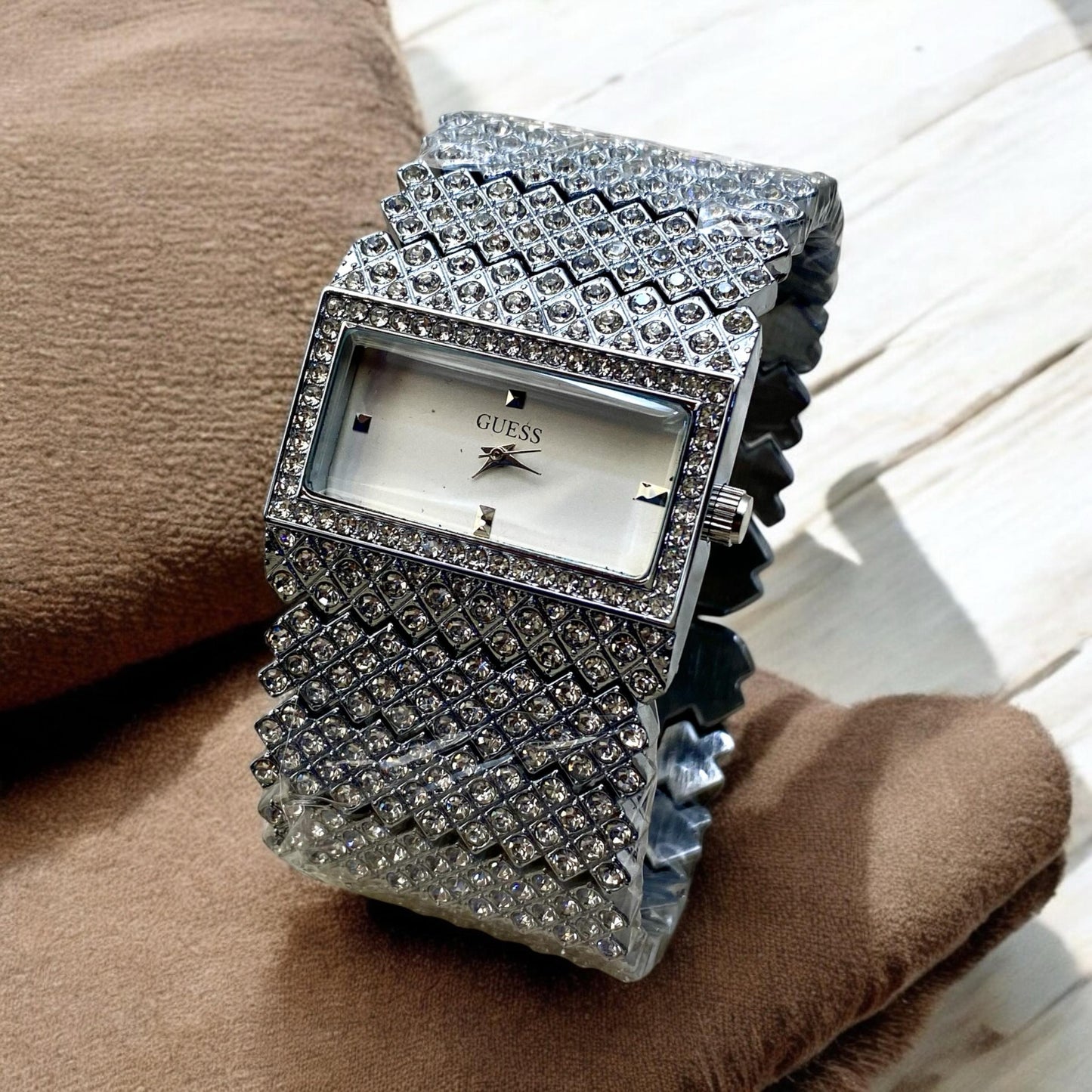 GUESS Genève – The Perfect Gift for Her