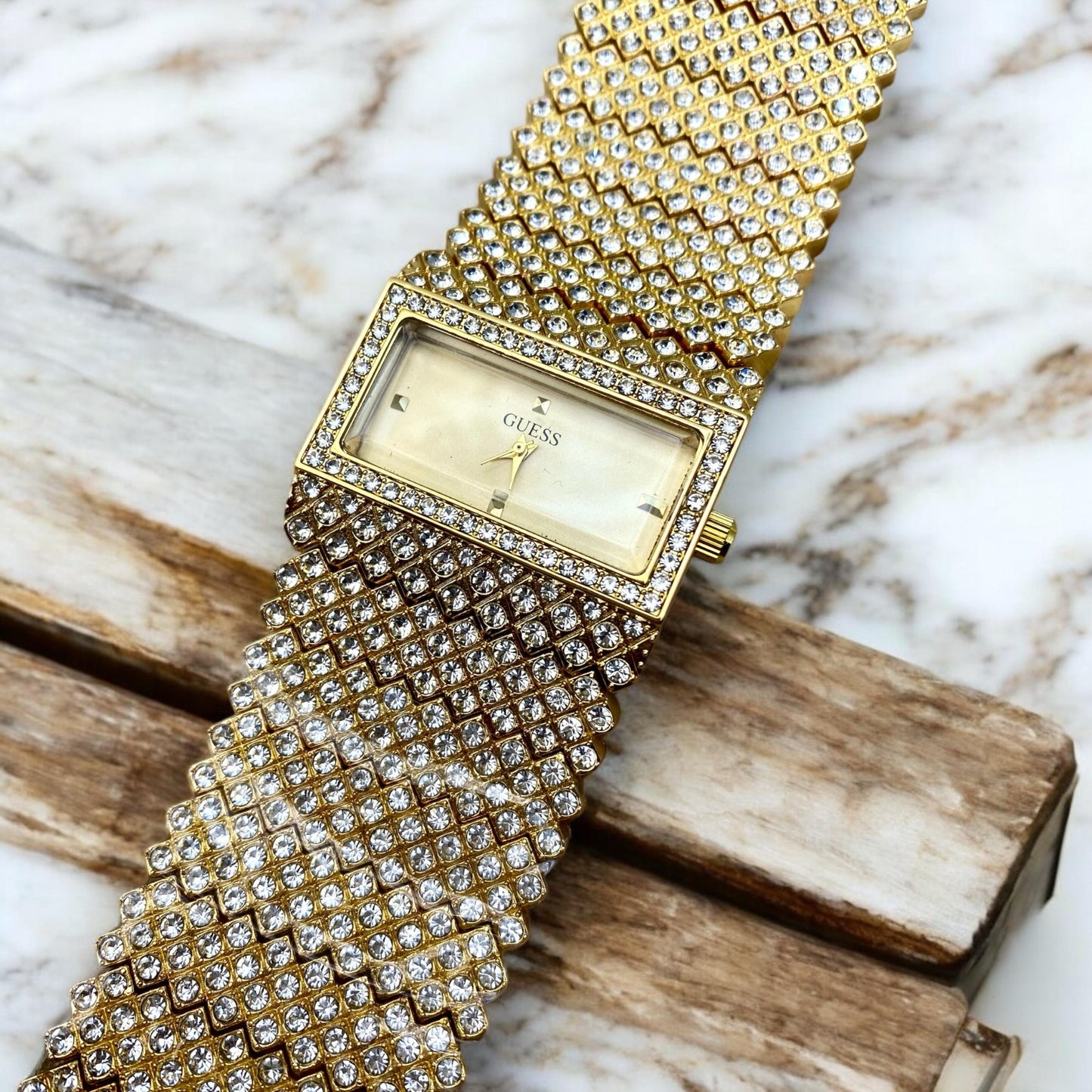 GUESS Genève – The Perfect Gift for Her