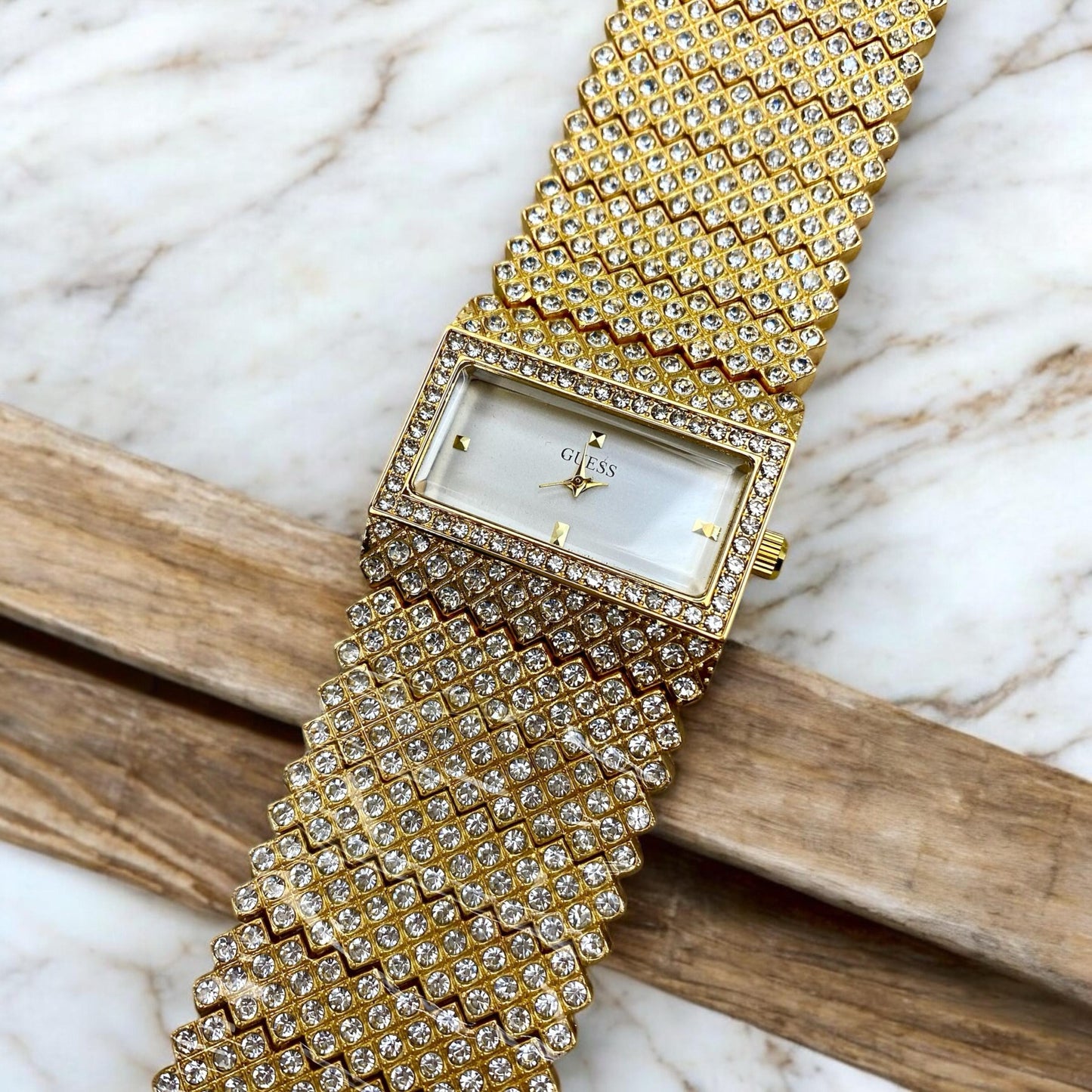 GUESS Genève – The Perfect Gift for Her