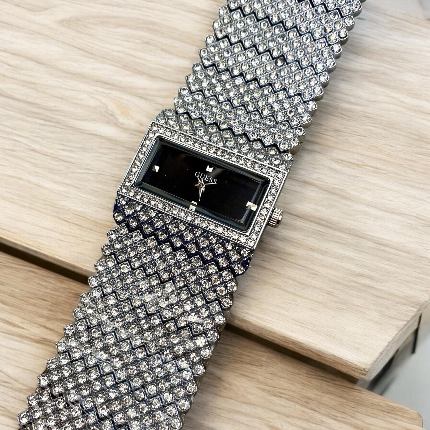 GUESS Genève – The Perfect Gift for Her