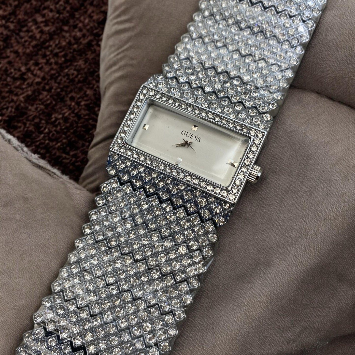 GUESS Genève – The Perfect Gift for Her