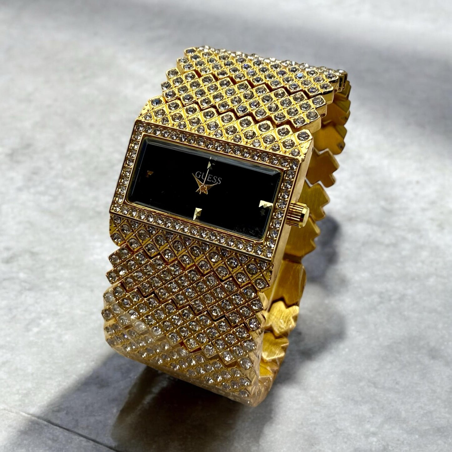 GUESS Genève – The Perfect Gift for Her