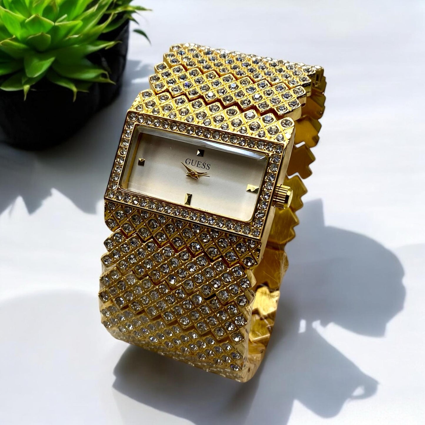 GUESS Genève – The Perfect Gift for Her