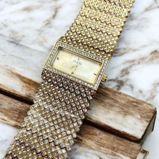 GUESS Genève – The Perfect Gift for Her